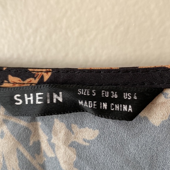 🌟Host Pick🌟SHEIN Surplice Neck Bishop Sleeve Floral Print Bodysuit - Picture 7 of 9